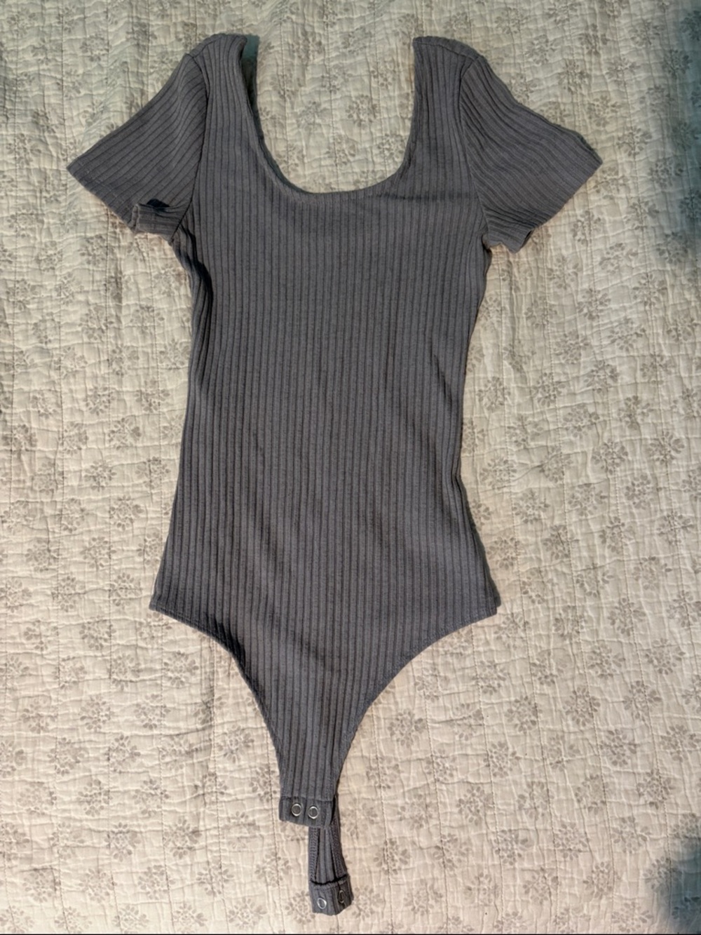 Express Ribbed Short-Sleeve Bodysuit in Charcoal